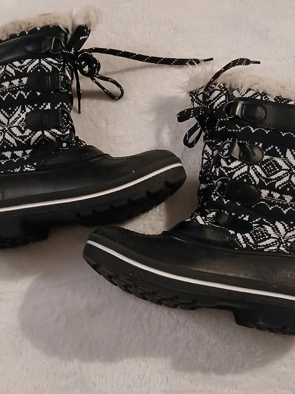 Wonder Nation 3M Thinsulate Black & White Patterned Girls Winter Boots, Size 1